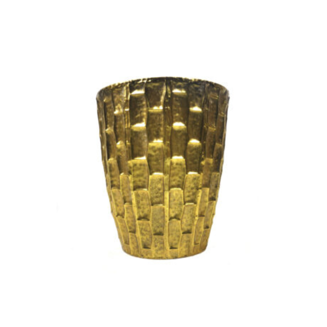 Armadilla Pot
Elevate your indoor space with the luxurious Armadilla Pot, expertly crafted from durable "mock croc" metal.
Product Details:
Size: 37.5cm x 37.5cm x 42.5cm
Material: Durable Metal with Mock Croc Finish
Color: Gold and Bronze
Opulent Design
Add a touch of glamour to your home decor with:
Dazzling gold and bronze color combination
Luxurious mock croc texture
Perfect for showcasing your favorite plants
Key Features:
Durable metal construction for long-lasting use
Versatile size for various plant