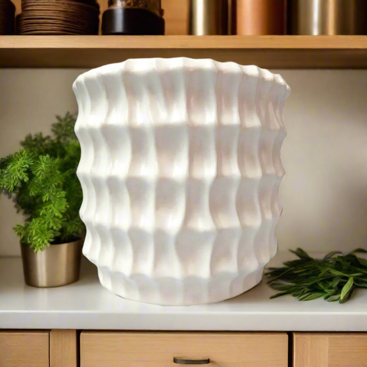 Aurora Planter - Modern Elegance
Elevate your home decor with the sophisticated Aurora Planter, a sleek and modern white pot perfect for showcasing your favorite plants. Its high-quality construction ensures durability and longevity.