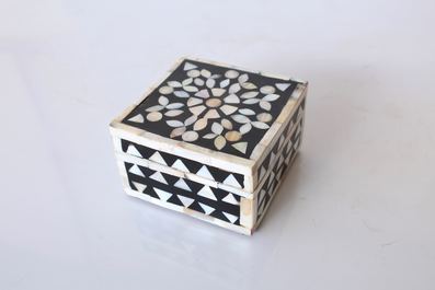 MOTHER OF PEARL & BLACK SQUARE BOX 7X10X10CM