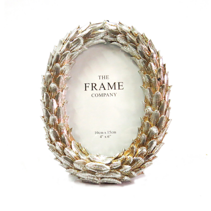 Baccus Frame - Elegant Photo Display
Treasure your memories with the sophisticated Baccus Frame, expertly crafted to showcase your favorite 4" x 6" photos. This sturdy frame combines style and durability, perfect for displaying cherished moments.
