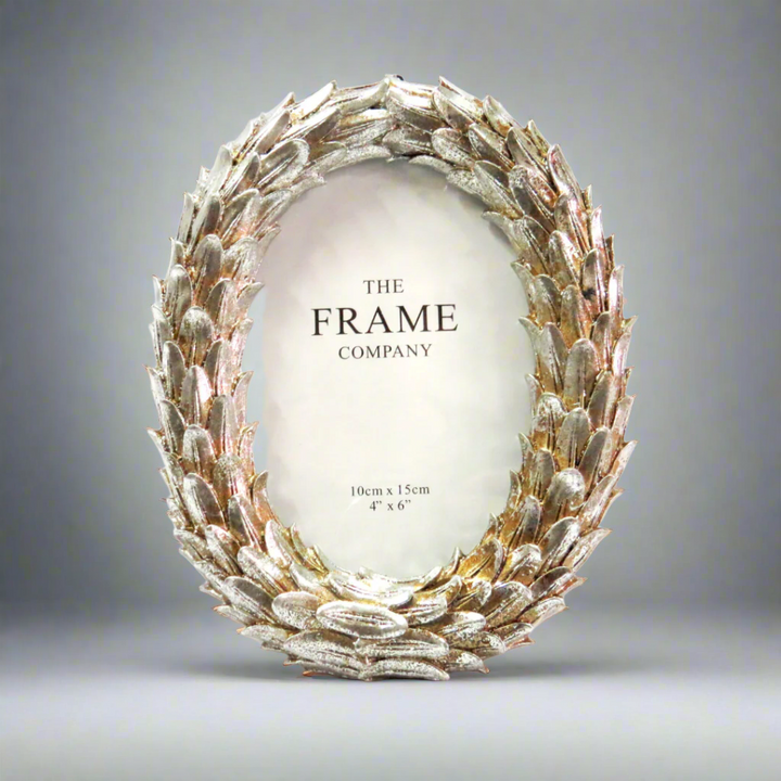 Baccus Frame - Elegant Photo Display
Treasure your memories with the sophisticated Baccus Frame, expertly crafted to showcase your favorite 4" x 6" photos. This sturdy frame combines style and durability, perfect for displaying cherished moments.