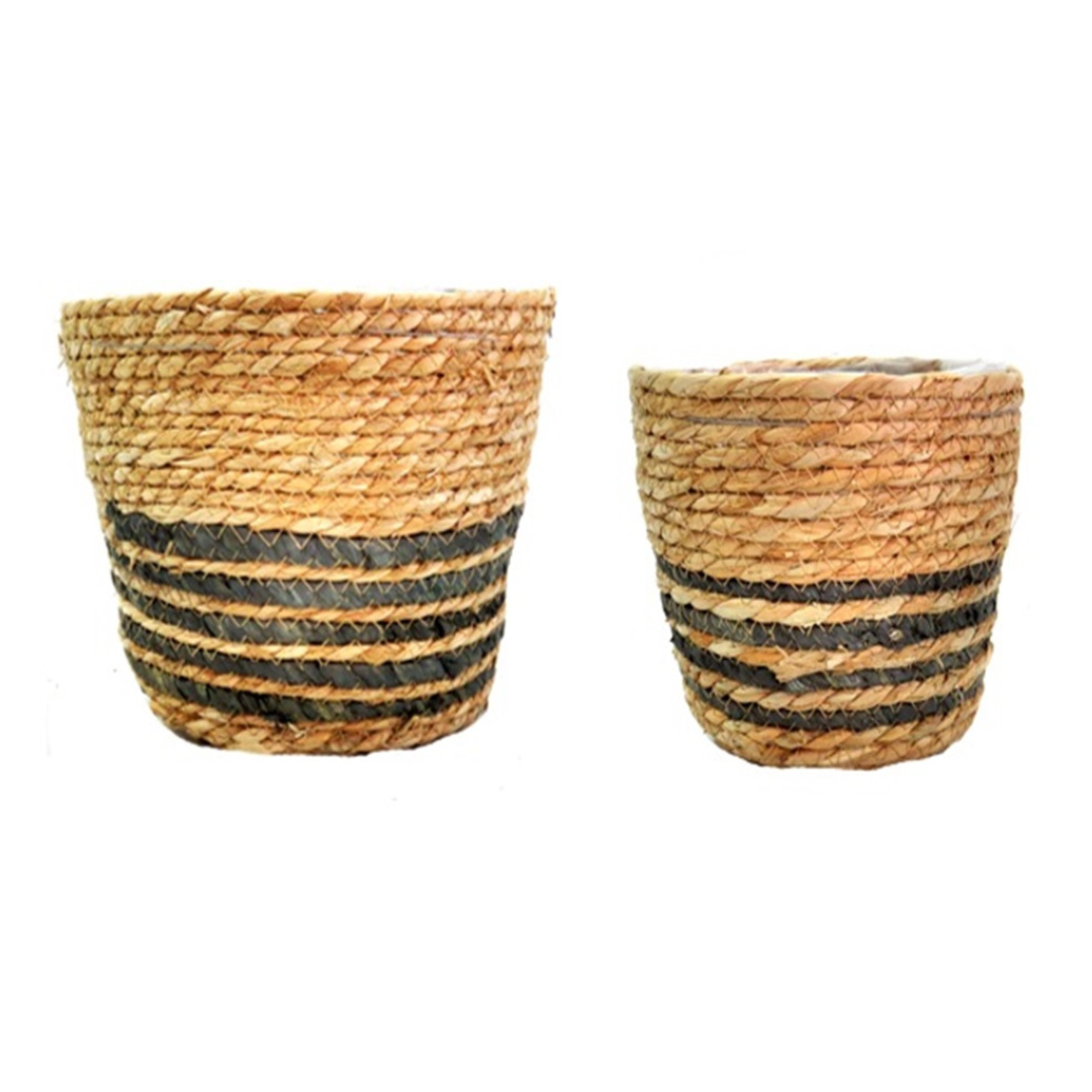 Catalan Baskets (Set of 2)
Add a touch of natural elegance to your space with our hand-woven Catalan Baskets.
Crafted with Care
Made from natural materials
Lined with plastic for durability
Thin black stripes add a stylish touch