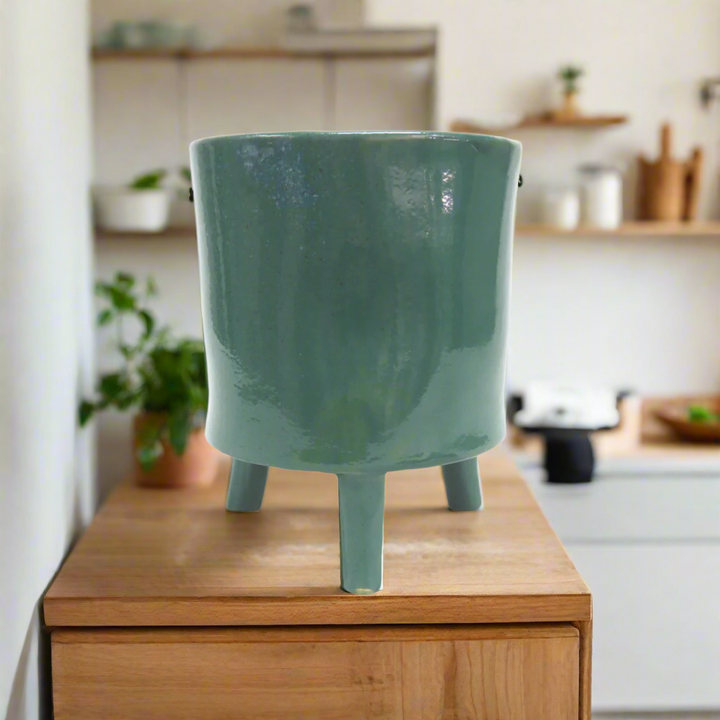 Unique Boys
Clinton Pot
Unique Reactive Glaze Planter
Elevate your plant game with the stunning Clinton Pot, featuring:
Vaguely reactive glaze in eye-catching green and speckled blue
Unique, one-of-a-kind coloring
Perfect for showcasing your favorite plants
Key Specifications
Height (including legs): 20cm
Height (without legs): 15cm
Material: High-quality ceramic with reactive glaze
Perfect for
Adding a pop of color to your indoor spaces
Displaying small plants, succulents, or herbs