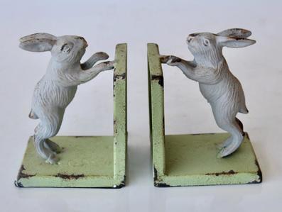 PAIR OF CAST IRON GREEN & GREY BUNNY BOOKENDS 15X22.5X9CM