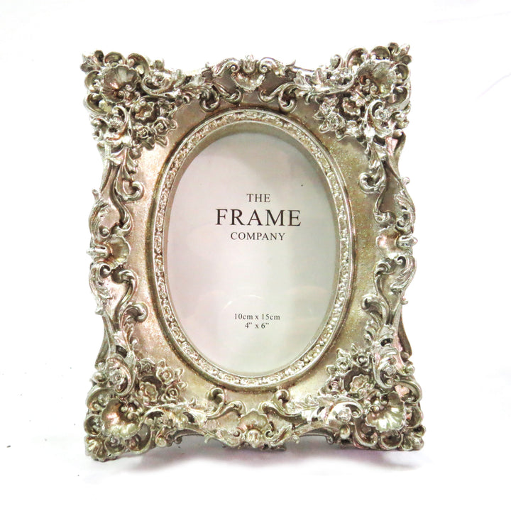 The Queenie Frame boasts an elegant antique silver finish and a classic design. With a versatile frame opening of 4" x 6" or 10cm x 15cm, it is perfect for displaying your favorite memories. Enhance your space with a touch of sophistication-unique interiors