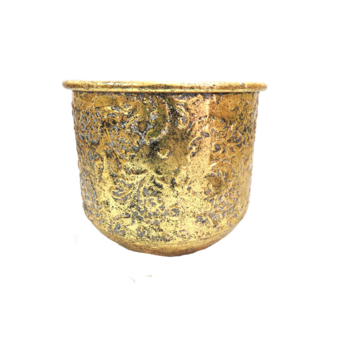 Goldheir Container - Vintage Charm
Add a touch of history and style to your décor with the stunning Goldheir Container. This vintage-inspired pot is perfect for both indoors and outdoors, and its 22cm x 22cm x 18cm size makes it ideal for showcasing your favorite plants and flowers.