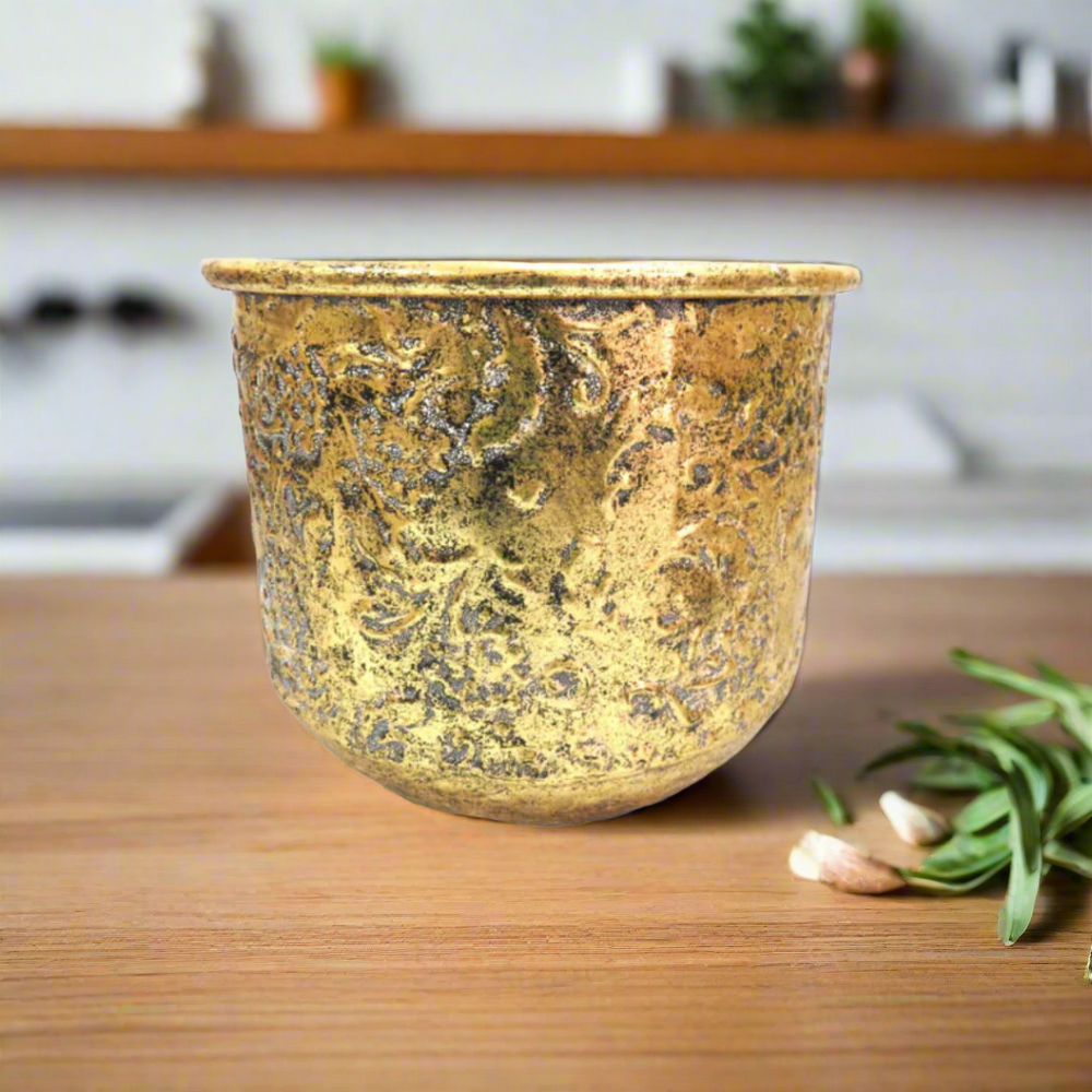 Goldheir Container - Vintage Charm
Add a touch of history and style to your décor with the stunning Goldheir Container. This vintage-inspired pot is perfect for both indoors and outdoors, and its 22cm x 22cm x 18cm size makes it ideal for showcasing your favorite plants and flowers.