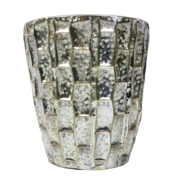 Gariole Planter- Luxurious Elegance
Elevate your home décor with the stunning Gariole metal planter, featuring a luxurious antique silver finish. The "mock croc" design adds a touch of sophistication and glamour, perfect for showcasing your favorite plants.