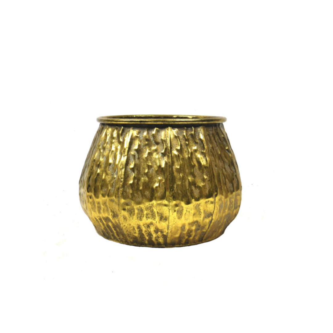 The La Terra Vase is an expertly crafted antique gold metal container, perfect for displaying your favorite plants. With a 27.5cm diameter and 19.5cm height, it boasts a unique textural design and a lovely finish. Elevate your home decor with this one-of-a-kind piece. UNIQUE INTERIORS