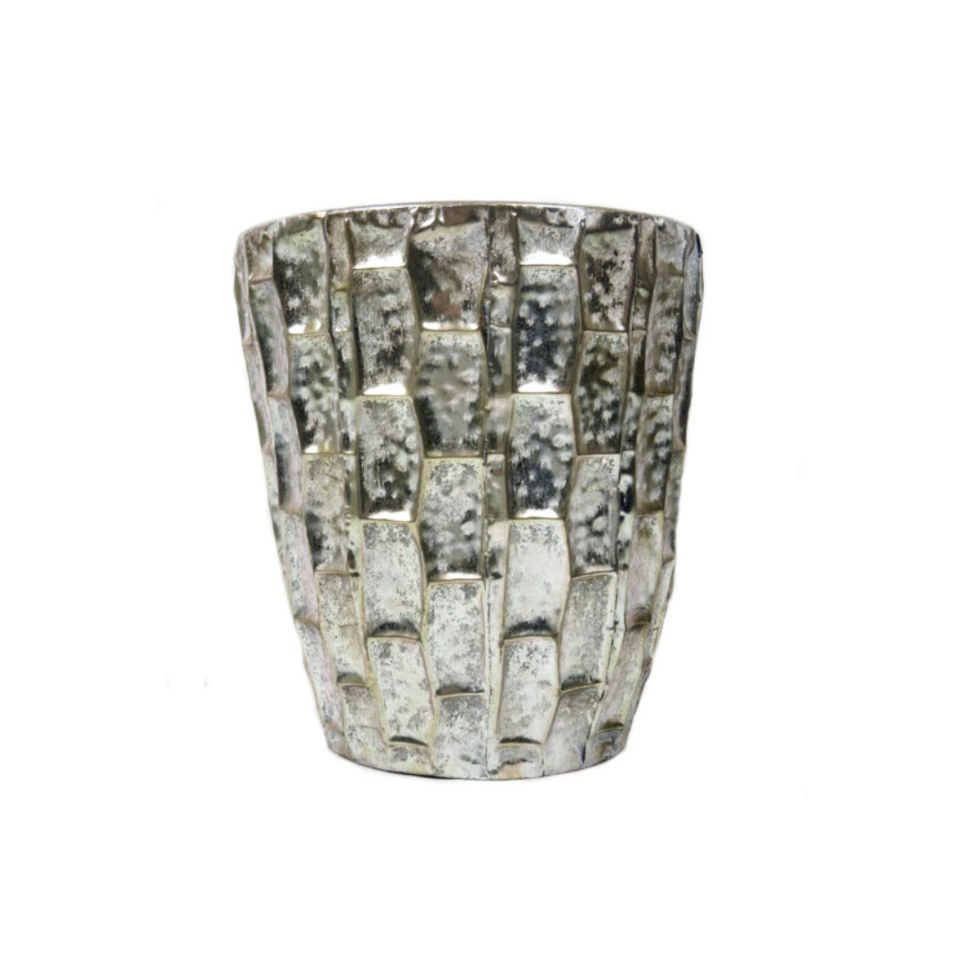 Gariole Planter - Luxurious Elegance
Elevate your home décor with the stunning Gariole metal planter, featuring a luxurious antique silver finish. The "mock croc" design adds a touch of sophistication and glamour, perfect for showcasing your favorite plants.