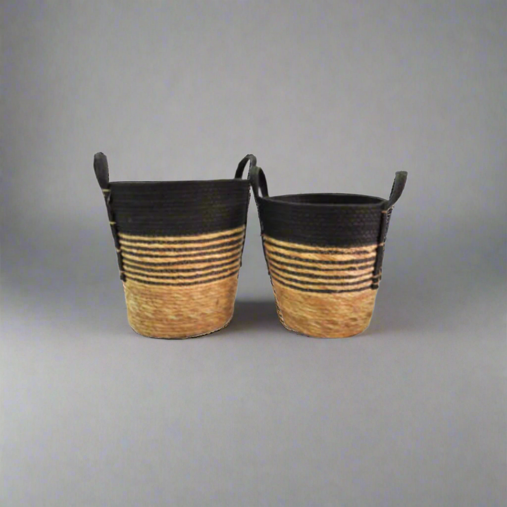 Limbo Baskets S/2: Elegant Organization for Your Home
Elevate your home's style and functionality with our exquisite Limbo Baskets S/2. Expertly crafted from natural materials, these beautiful baskets boast stripes and woven handles, adding a touch of sophistication to any room.