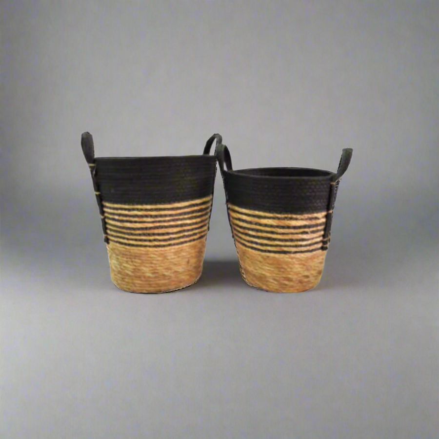 Limbo Baskets S/2: Elegant Organization for Your Home
Elevate your home's style and functionality with our exquisite Limbo Baskets S/2. Expertly crafted from natural materials, these beautiful baskets boast stripes and woven handles, adding a touch of sophistication to any room.