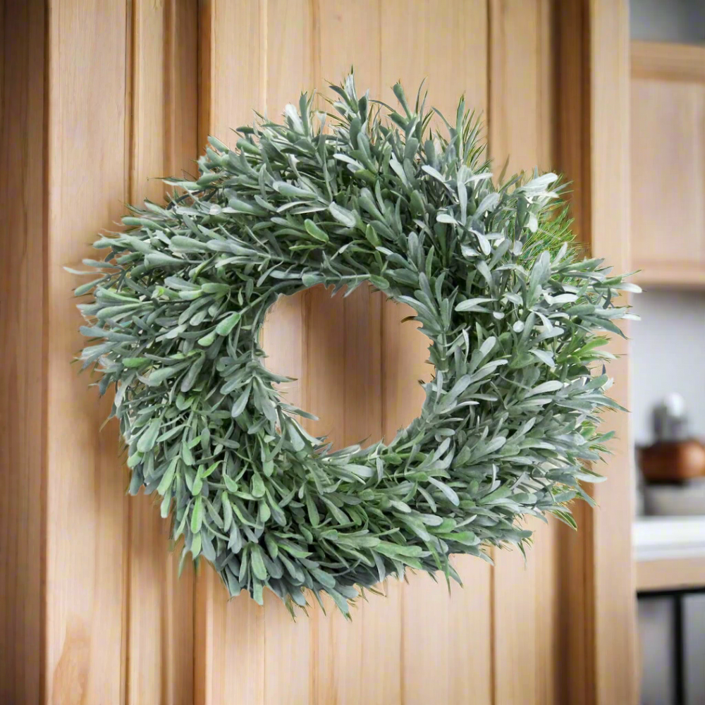 Olympia Garland - Elegant Décor
Elevate your space with the stunning Olympia Garland, perfect for any occasion. Featuring 42cm of lush, green-grey olive leaves, this beautiful garland adds a touch of elegance and sophistication to any room.