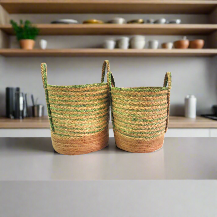 Bungalow Tropics Baskets (Set of 2)
Bring the tropical oasis into your home with our stunning Bungalow Tropics Baskets!
Natural Elegance
Crafted from natural materials, these woven baskets boast:
Green and natural stripes
Sturdy base for durability
Timeless tropical charm