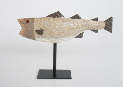 BEIGE FISH ON STAND 29X40CM