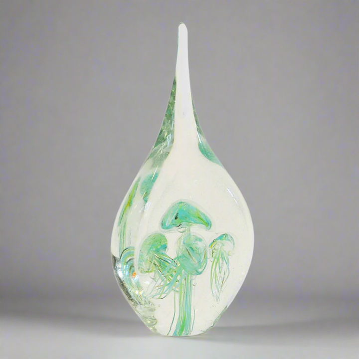 Paperweight Jellyfish Teardrop Green - 26cm
Elevate your interior space with the captivating Paperweight Jellyfish Teardrop Green, expertly crafted from hand-blown glass.
Design Features:
Size: 26cm (Height)
Unique jellyfish-inspired teardrop design
Vibrant speckled glass pattern adds a pop of color and visual interest
Hand-blown glass construction ensures a truly one-of-a-kind piece
Interior Style:
Complements modern, coastal, bohemian, and eclectic interior styles
Adds a touch of whimsy and sophistication