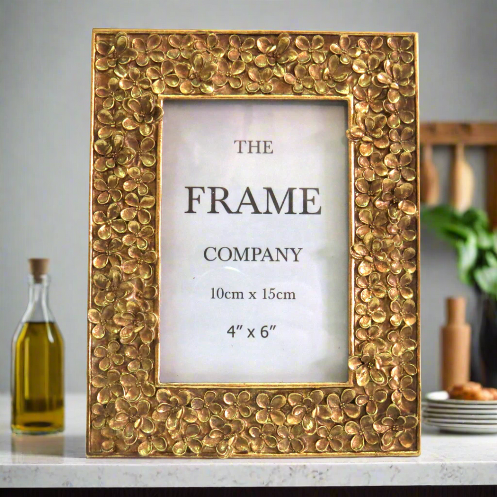 Shasta Frame
Elevate your cherished memories with our exquisite Shasta Frame. This beautifully crafted frame is designed to showcase your favorite 4"x6" (10cm x 15cm) photos in style.