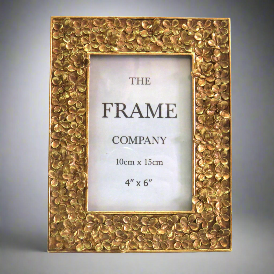 Shasta Frame
Elevate your cherished memories with our exquisite Shasta Frame. This beautifully crafted frame is designed to showcase your favorite 4"x6" (10cm x 15cm) photos in style.