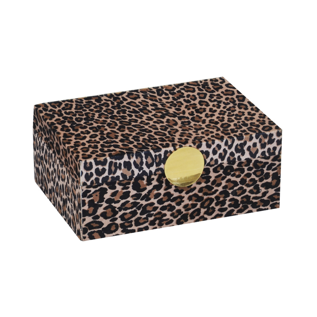 This Box velvet animal print large single (25cm x 18cm x 10cm) is perfect for adding an eye-catching and stylish touch to your living space. It features a beautiful mosaic-styled decor with a unique interior, making it an ideal choice for storing the perfect accessories. Perfect for any home decor, this box is sure to elevate your living space. 