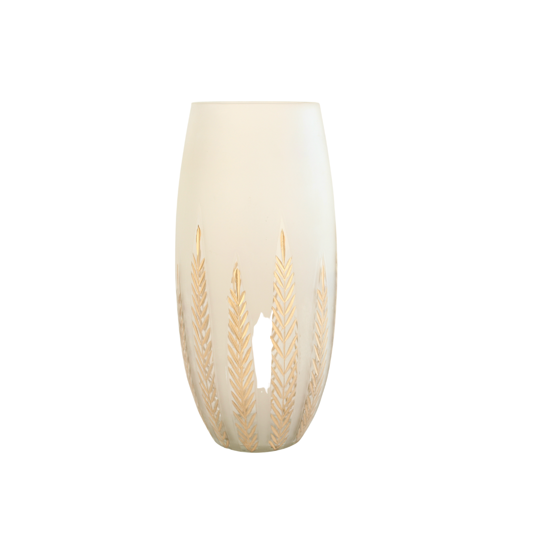 This glass vase is adorned with a frosted gold leaf finish. Its dimensions are 25.5 x 11 cm, making it ideal for any location. You can expect your order to be delivered in 5-7 days.