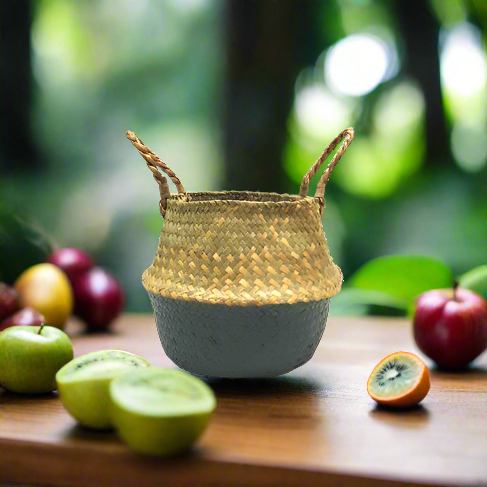 Getti Basket - Natural Elegance
Add a touch of African charm to your home with the stunning Getti Basket. Handwoven from natural seagrass and painted green, this beautiful basket is a true showstopper.