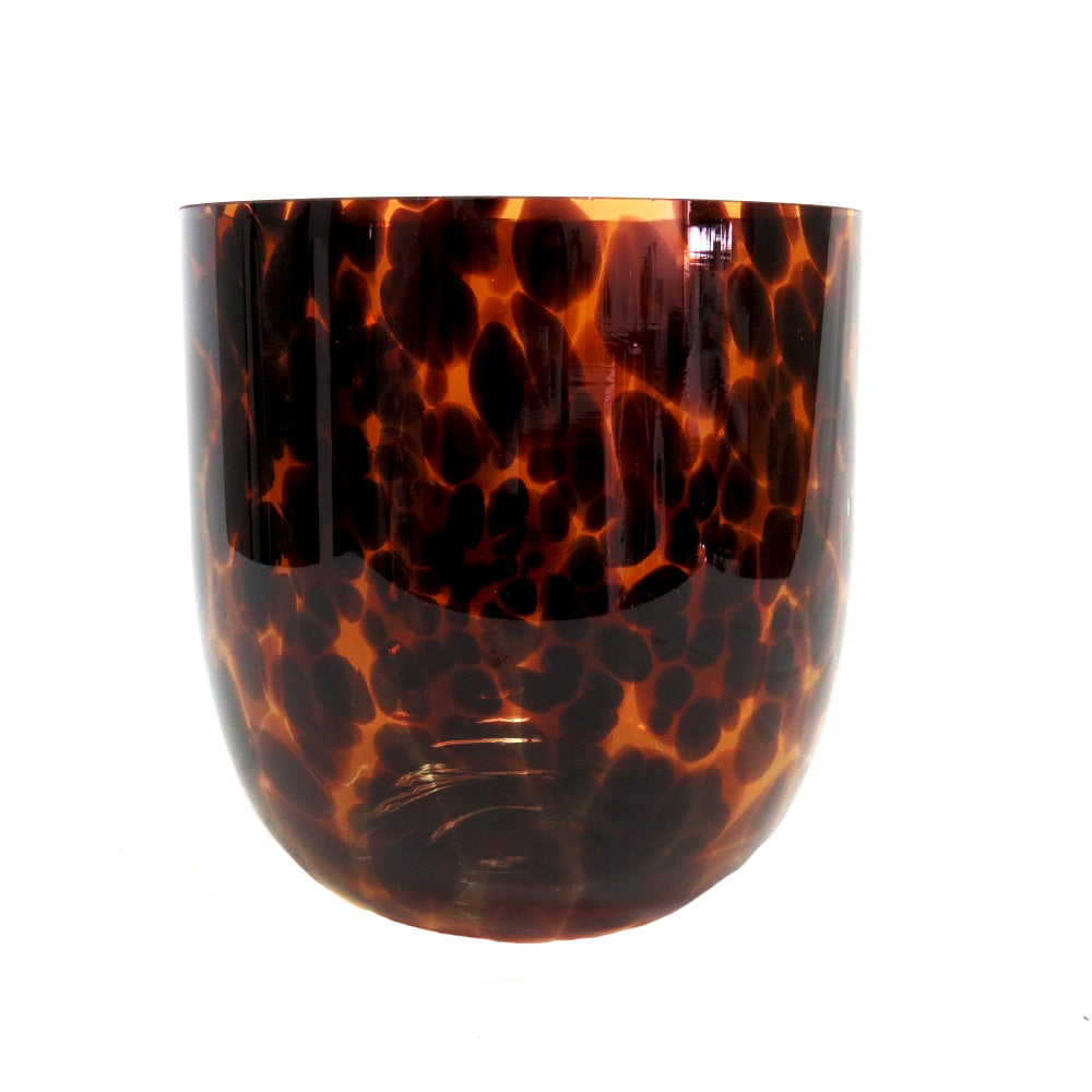 Formosa Vase - A Masterpiece of Craftsmanship
Inspired by the intricate beauty of tortoise shells, the Formosa vase is a breathtaking piece of artistry. Its unique 20cmD x 22cmH shape expertly captures light, creating a stunning focal point that elevates any interior